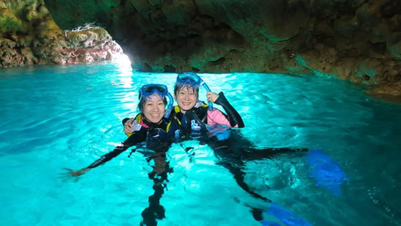 5 Important Things to do in Okinawa Women scuba diving in Okinawa